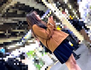 リアル系素人JK電車痴漢・逆さ撮り｜背後から静かにスカートの中に手を入れて・・・