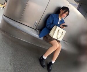 電車痴漢・逆さ盗撮｜素人女が、車内でチンポをぶち込まれて種付けされて・・・
