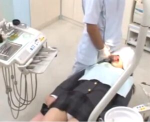 歯科医師・JK診察強姦｜消毒をするフリして患者の口にザーメンを注入するエロ医師