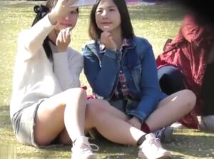 公園で芝生に座りパンチラする素人お姉さんたちを盗撮｜自撮りに夢中でノーガード