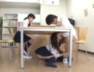 誘惑痴女JK｜目の前に彼女がいるのに、机の下で彼女の友達とこっそり生ハメSEX。種付けまで