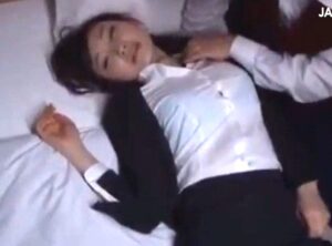 水嶋あずみ｜泥酔リクルートOLを強姦する｜レイプされても全然起きない