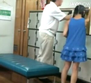 青井いちご｜アウロリJS小学生強姦｜銭湯の脱衣所で口を塞がれ、中年おっさんにチンポをねじ込まれ、パイパンまんこの中で・・・