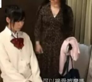 制服JKとエロ整体師｜どう見ても痴漢されているのにを抵抗できない気弱な少女。やがてオジサンのチンポが・・・