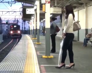 抵抗できないOL・電車強姦｜通勤OLを駅ホームからストーキングして車内で痴漢して・・・