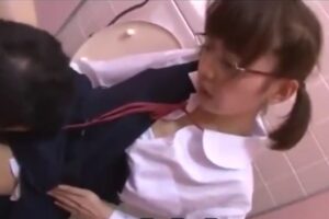 気が弱いアウロリJC女子中学生を公衆トイレで強姦・種付けする犯罪男・幼女凌辱