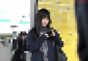 ガチJK痴漢・逆さ盗撮・リアル系｜駅のホームで電車を待つ女子学生を、車内で痴漢してパンツをずらして、直接まんこをくちゅくちゅ・・・