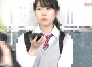 リアルJK電車痴漢｜大人しそうな少女のパンティをハサミで切断して、勃起デカチンを挿入してびゅるびゅる種付け、溢れ落ちるマン汁と精液が・・・