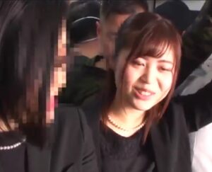 喪服人妻×強姦｜喪服奥さまが法事帰りのバスで痴漢され、ハメ犯され放尿イキ