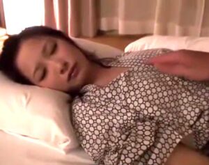 悠希めい｜旅館×夜這い｜疲れて眠る美女を夜這いしてハメ犯す男
