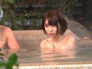 乙葉ななせ｜NTR願望の夫が、自分の愛妻を騙して混浴露天風呂で他人に強姦させる