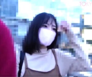 素人娘×電車痴漢×逆さ盗撮｜駅に向かう美女を粘着ストーキングして、車内でまんこを弄りまくって潮吹き声我慢イキ