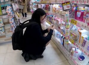 ドラッグストアでJKを尾行して、車内で痴漢し、下車しても公衆トイレに連れ込んで肉便器強姦する性犯罪者