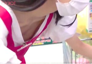 美人店員×胸チラ×盗撮｜商品を訊ねるフリして、胸の隙間をこっそり動画撮影