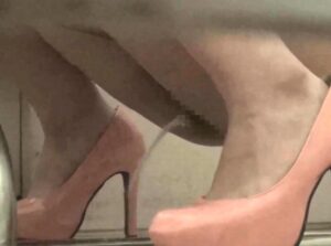 公衆便所×OL強姦｜トイレ個室に入った美女のおしっこ盗撮、その後無理矢理、力づくでレイプして逃亡する鬼畜男