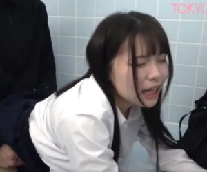 アウロリJK少女×トイレ強姦｜駅の多目的トイレに連れ込まれた女子校生が、バックからチンポ挿入、ガン突きされて犯されているのにビクビク絶頂