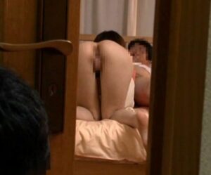 篠田ゆう ｜上司の妻×寝取り×強姦｜酔いつぶれた上司をフェラする奥さま。部下が後ろからチンポを即ズボ