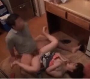 人妻×寝取り×強姦｜自宅の台所でハメ犯される熟女奥様