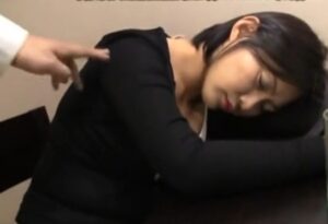 韓国娘×睡姦｜同僚女子社員を酔わせてハメ犯す男