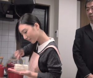 吉川いおり｜欲求不満な人妻が、寝室でオナニーしていたら・・・