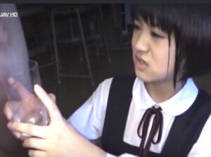 おしっこ飲み×アウロリJC｜中年おじさんのションベンをゴクゴク飲むしかない少女