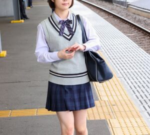 横宮七海｜電車×アクメ痴漢｜二人の男に痴漢され発情しちゃった制服JK。下車後も倉庫に連れ込まれて肉便器強姦