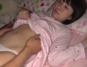 皆月ひかる｜アウロリJS妹×近親相姦｜兄に夜這いされ、されるがまま肉棒をぶち込まれて犯される少女