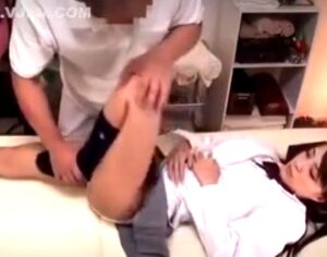 ひよこ少女×マッサージ強姦｜エロ施術師に、敏感なところを触られても抵抗できない女子校生。生チンポまで挿入されてしまい