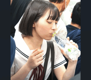 如月ゆの｜ひよこ少女×利尿剤痴漢｜通学電車でセクハラ愛撫されるロリ制服JK。尿意を我慢しつつも大失禁でイキまくる