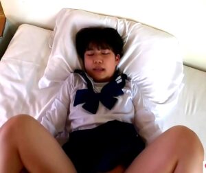 パパ活×ひよこ少女×潮吹き｜18歳の制服JKが、オジサンに何度も絶頂させられる。正常位で種付け