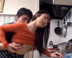 大槻ひびき｜若妻×自宅NTR｜夫からの電話中に近所の男に身体を愛撫され発情していく不貞人妻