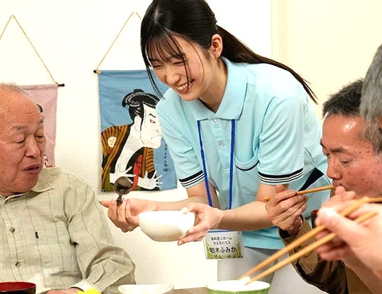柏木ふみか｜爆乳人妻介護士×NTR老人介護｜優しすぎる若妻が爺たちにエッチなお願いをされ断れない。何度も膣奥にドロドロ注がれ快楽イキ