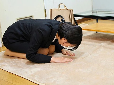 謝罪強要×カスハラ強姦｜悪客クレーマーのゲス要求が拒めないお客様案内員。肉棒を受け入れてハメ潮イキ。杭打ち陳謝SEX｜那賀崎ゆきね 依本しおり 若月もあ