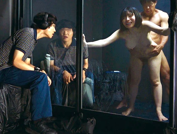 仲良し夫婦×即ズボ罰ゲーム｜賞金100万円のクイズに挑戦した夫婦。不正解で奥さまがデカチンハメ犯されて旦那さんが見ている前でびゅーびゅー種付けNTR
