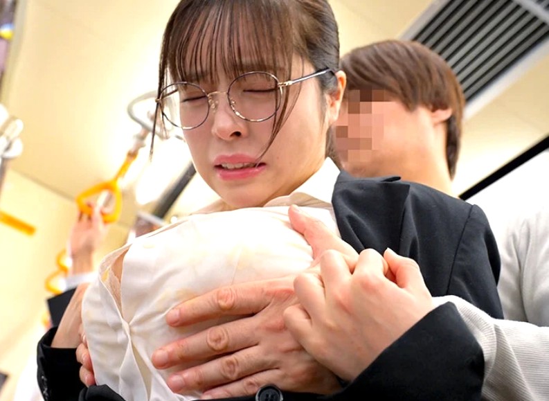新卒OL×乳首こねくり種付け痴漢｜神乳リクルートスーツ娘が、胸＆乳首をセクハラ愛撫され声我慢モジモジ。ぷるぷる胸を犯され、デカチンで強姦されてイキまくる