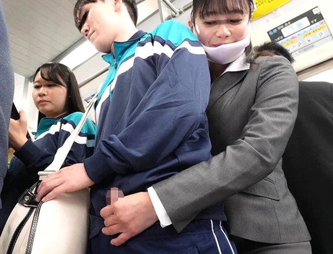 ドスケベおばさん人妻×電車手コキ痴漢｜彼女と乗車しているイケメン彼氏を背後からセクハラ愛撫（チンポなでなでｗ）エチエチ誘惑する熟女主婦