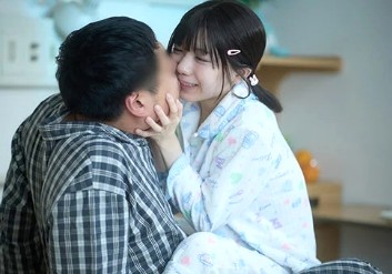 アウロリJCひよこ少女×べろキス誘惑×種付けSEX｜無垢そうなJC娘にネトネトちゅ～されるオヤジ。逆痴漢ですか？ 思春期ウブまんこにびゅるびゅる中出し、犯罪SEX
