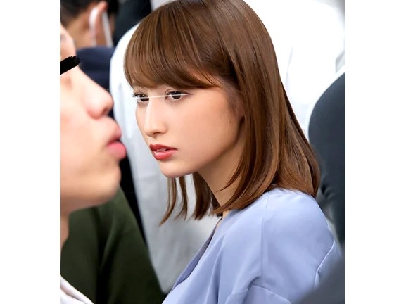 ドスケベ痴女娘×イタズラ逆痴漢｜M男のポケットに手を突っ込んでセクハラ手コキしちゃう淫乱美女。チンポを膣内に誘導して精液搾取。ビュービュー種付けｗ｜足立友梨 宇流木さらら 本田瞳