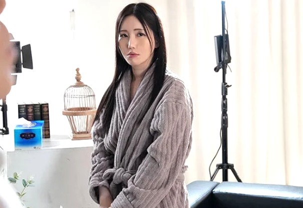 夏目玲香｜巨乳愛妻×ヌードモデルNTR種付け｜中年上司に全裸撮影される奥さま。過激になり乱交SEX。熟まんこドクドク孕ませマーキング