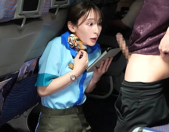美人CAおばさん×チンポ見せつけ和姦NTR｜仕事一筋の熟女CAに「内緒で撮った画像を見せていただけませんか？」赤面しつつも他人ちんぽに理性崩壊。フライト中なのに・・・