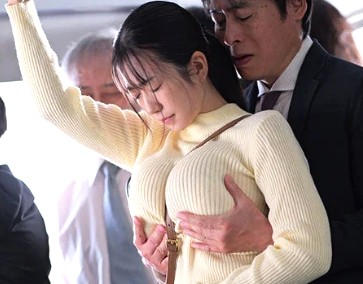 柏木ふみか｜爆乳おっぱい人妻×電車羞恥痴漢｜気弱な奥さまが車内で豊満な胸をセクハラされ声我慢して絶える。犯行はエスカレートしてゆき肉棒挿入、サイレント強姦アクメ絶頂