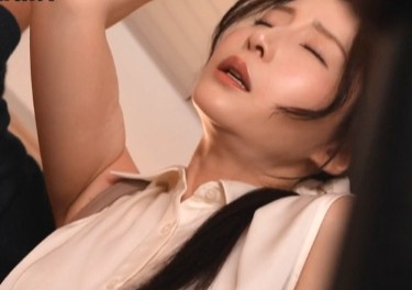 佐々木あき｜発情女教師×通勤電車痴漢｜媚薬手マンで絶頂した美人先生。嫌なのにSEXまで許してしまう。その行為を教え子に目撃され脅迫。言いなりで性処理奴隷に堕ちてゆく